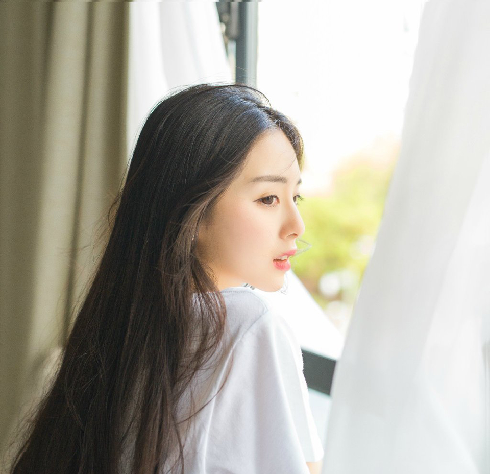“原来如此。”伏德摇了摇头，苦笑道：“我是谁……我自己都快不记得了，我们这种人，是没有名字，只有代号，我乃夜凰卫，将军也可称我为死间，在来荆州的那一刻，就已经没有准备活着回去。”
